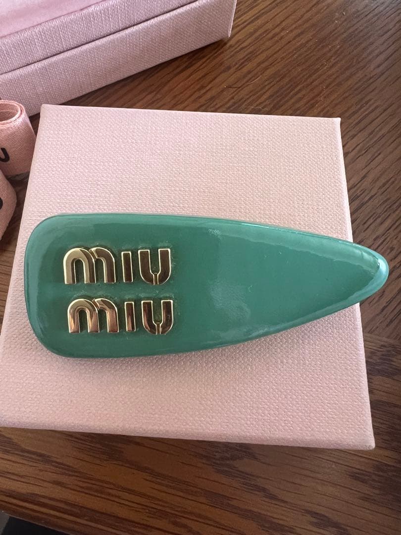 miu miu グリーン ヘアピン　ヘアクリップ　緑　エナメル