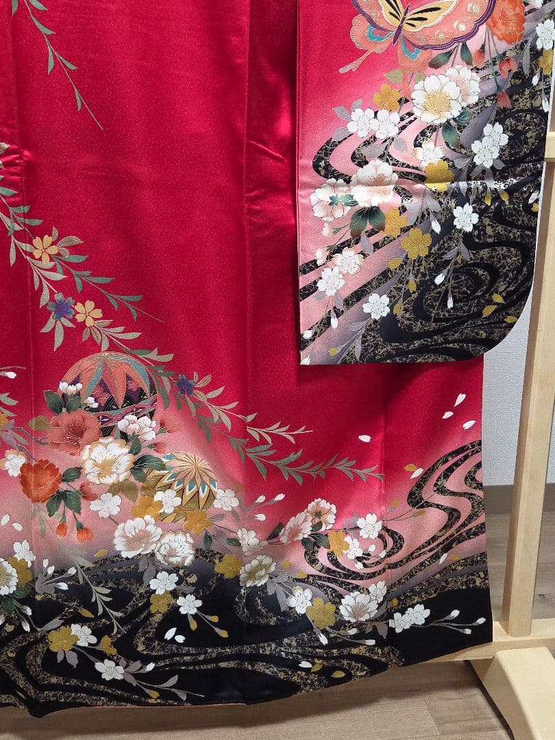 E◆着物くつろぎ 美品 蝶々に花模様 金彩 手毬 袷 正絹 振袖 成人式 着物