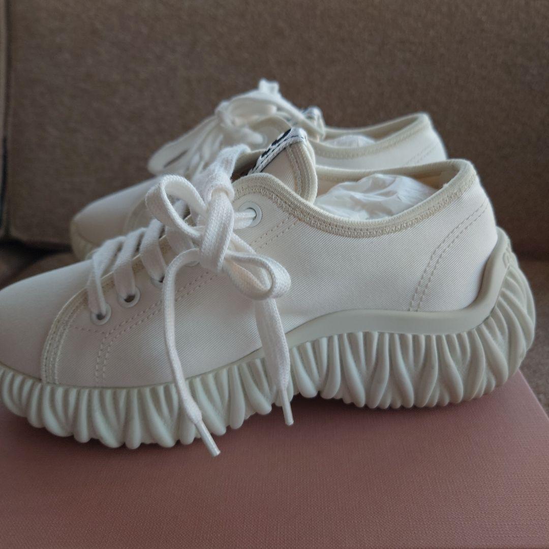 最終ミュウミュウ正規品美品　厚底スニーカーロゴつき　白