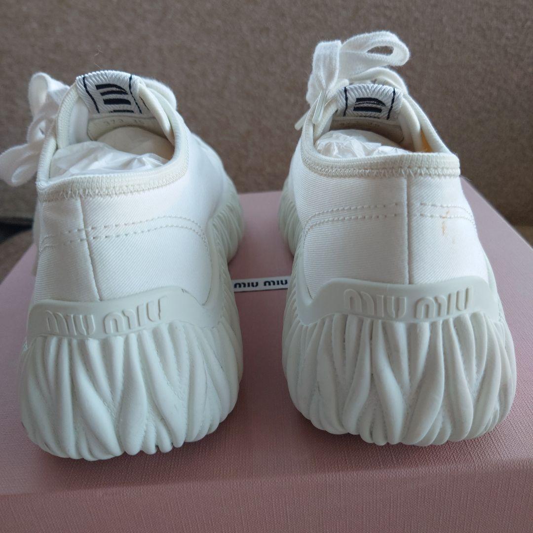 最終ミュウミュウ正規品美品　厚底スニーカーロゴつき　白