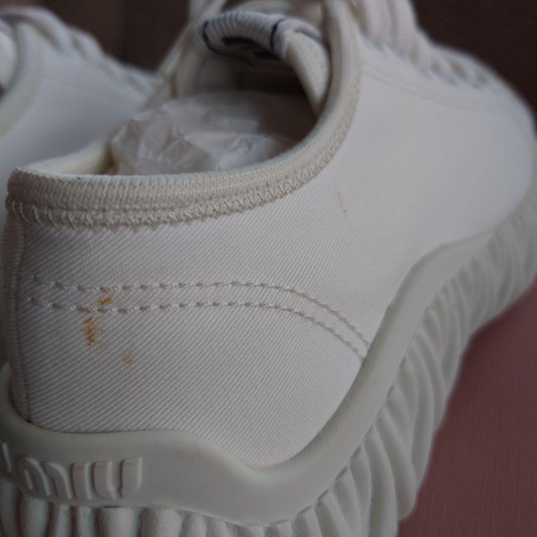 最終ミュウミュウ正規品美品　厚底スニーカーロゴつき　白