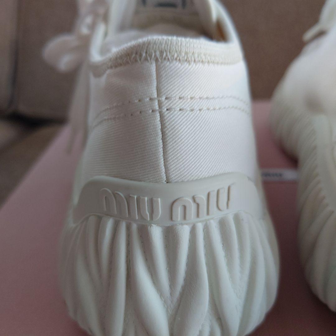 最終ミュウミュウ正規品美品　厚底スニーカーロゴつき　白