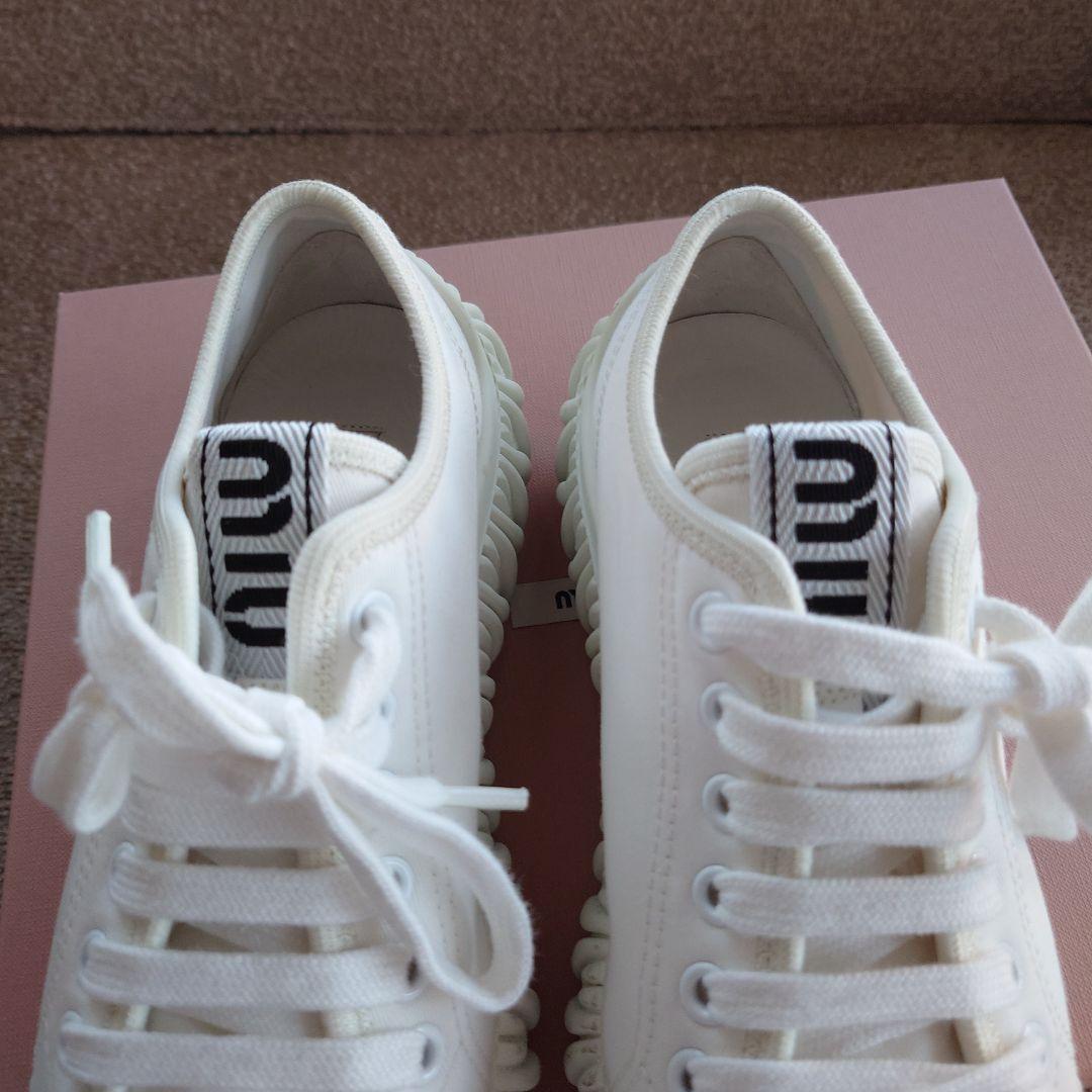 最終ミュウミュウ正規品美品　厚底スニーカーロゴつき　白