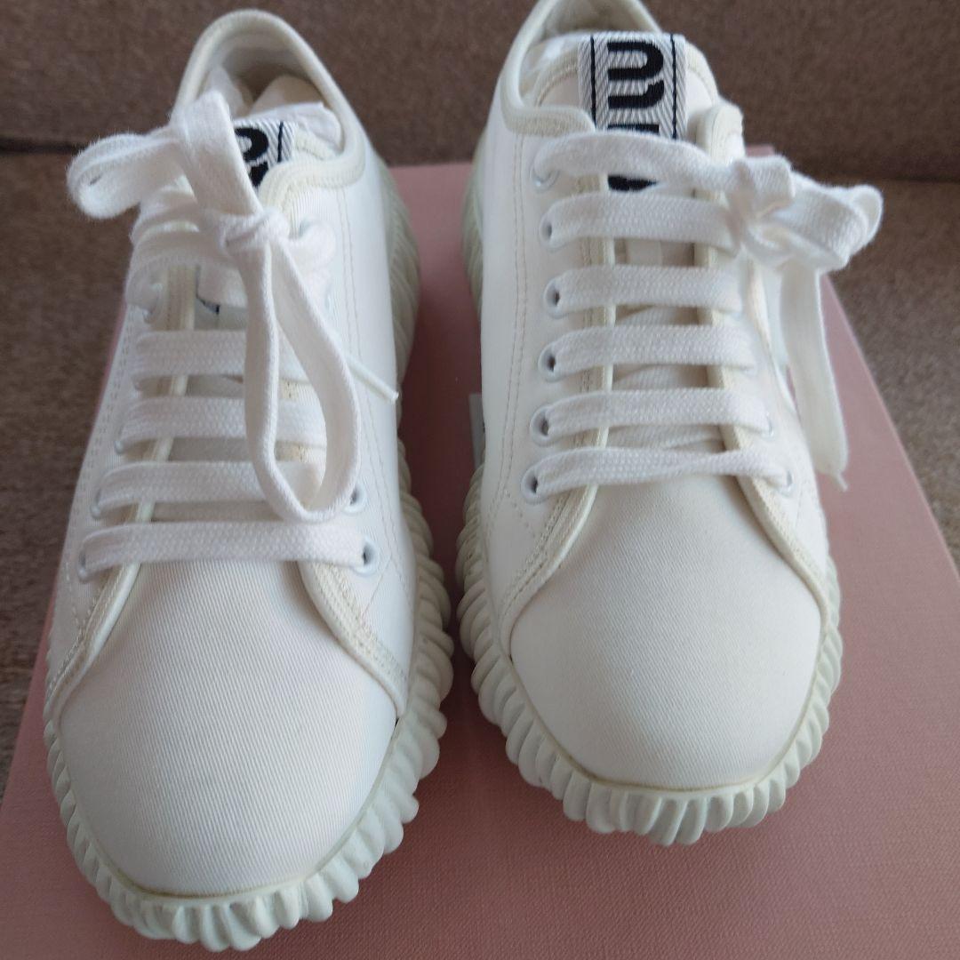 最終ミュウミュウ正規品美品　厚底スニーカーロゴつき　白