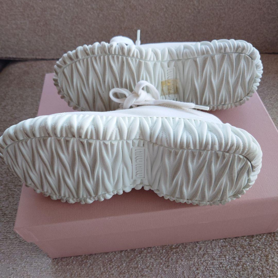 最終ミュウミュウ正規品美品　厚底スニーカーロゴつき　白