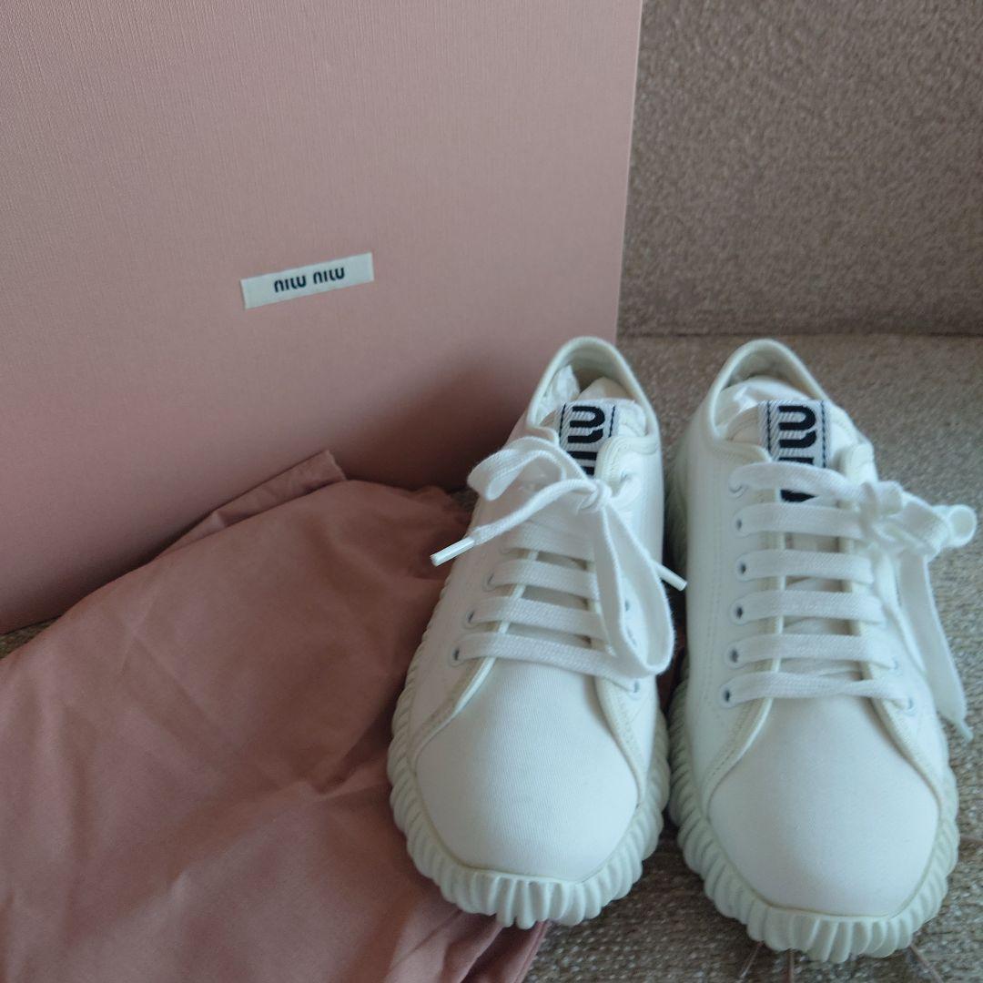 最終ミュウミュウ正規品美品　厚底スニーカーロゴつき　白