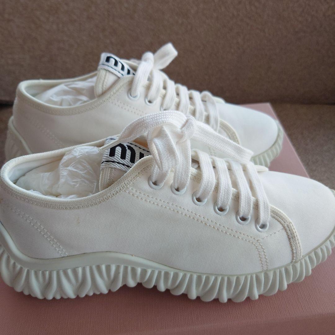 最終ミュウミュウ正規品美品　厚底スニーカーロゴつき　白