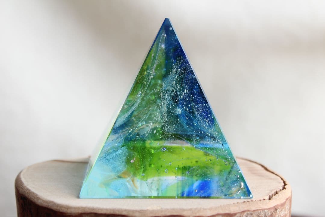 シエラネバダ産アンダラクリスタル　ピラミッド　マルチカラー　グリーン＆ブルー系