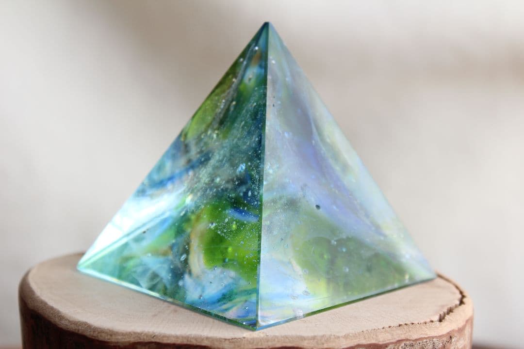 シエラネバダ産アンダラクリスタル　ピラミッド　マルチカラー　グリーン＆ブルー系