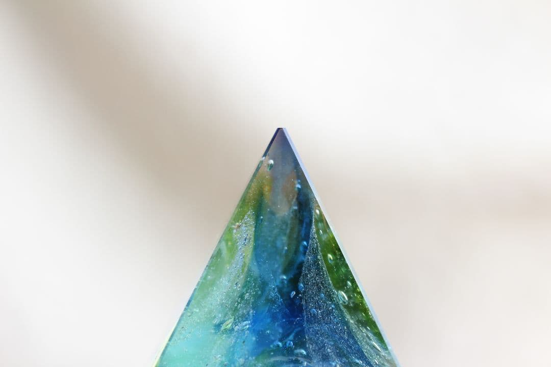 シエラネバダ産アンダラクリスタル　ピラミッド　マルチカラー　グリーン＆ブルー系