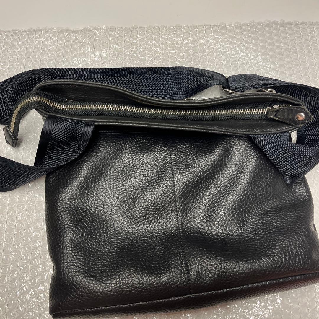 最終値引き　ヴィヴィアンウエストウッド メンズ　ショルダーバック