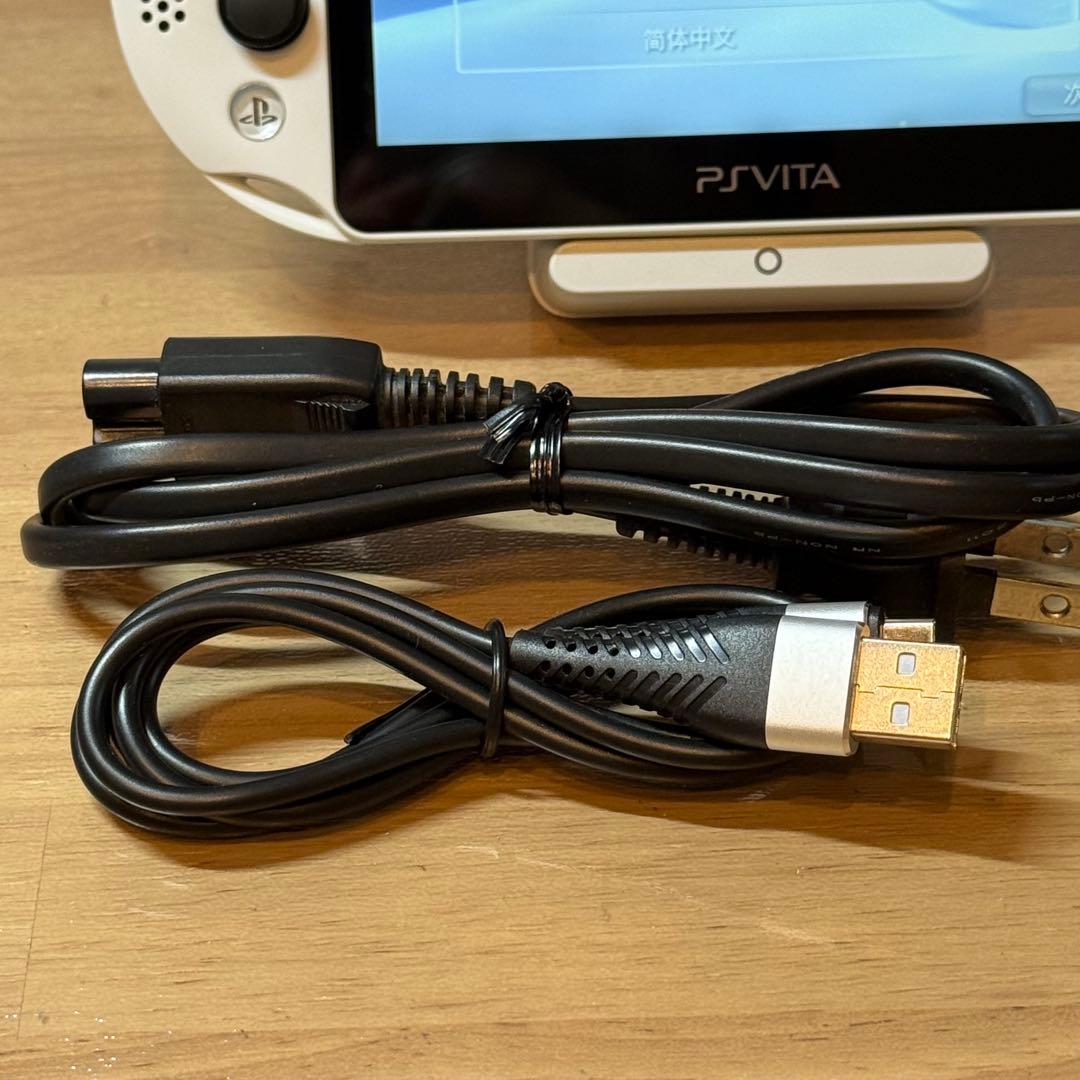 6-196【美品】PSVITA PCH-2000 グレイシャー・ホワイト