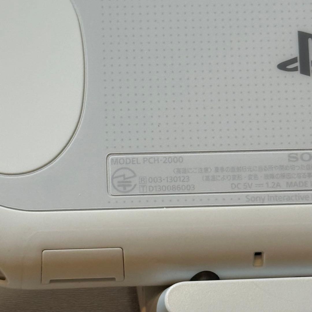 6-196【美品】PSVITA PCH-2000 グレイシャー・ホワイト