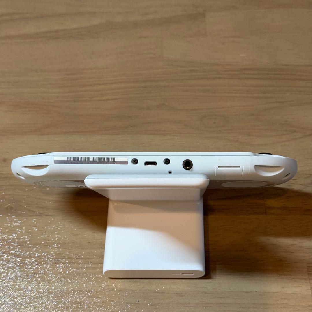 6-196【美品】PSVITA PCH-2000 グレイシャー・ホワイト