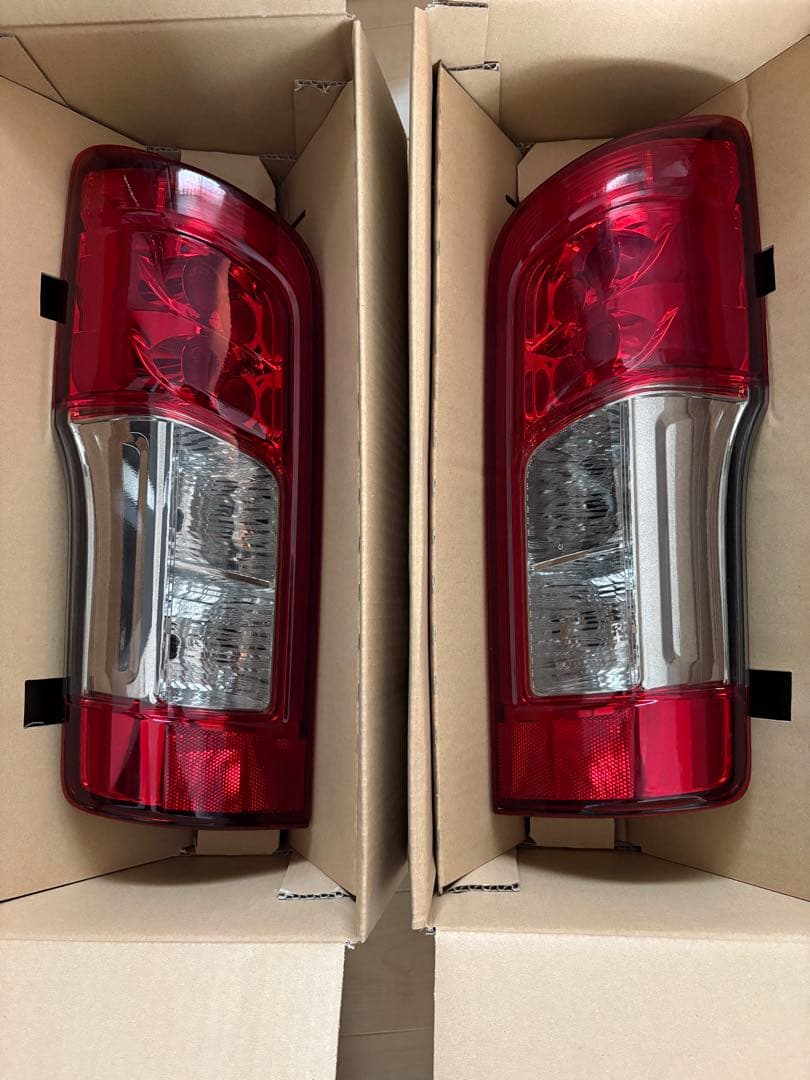 日産 Ｅ26 NV350 キャラバン スモーク塗装　後期　LED テールランプ