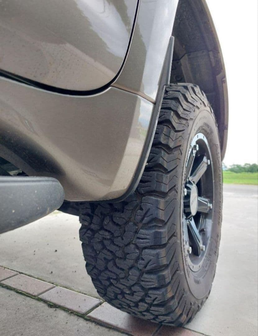 ランドクルーザープラド150後期 ショートマッドガード　1台分【汚れあり】