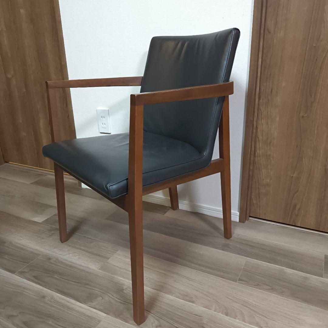 【ACTUSで購入】 RELATE ブラックレザーチェア肘掛けウォルナット