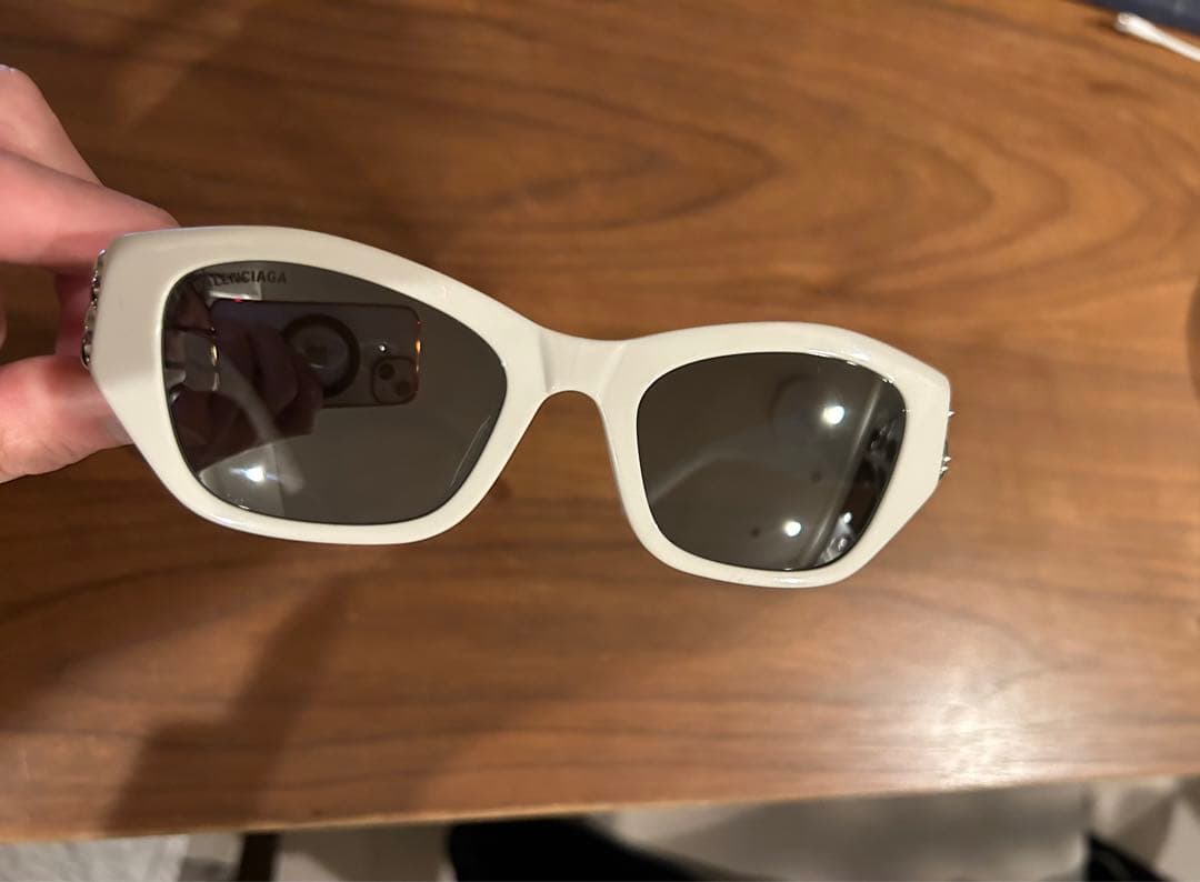 BALENCIAGA ホワイトサングラス BBロゴ付き