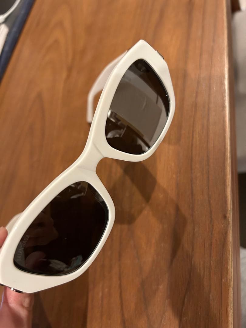 BALENCIAGA ホワイトサングラス BBロゴ付き