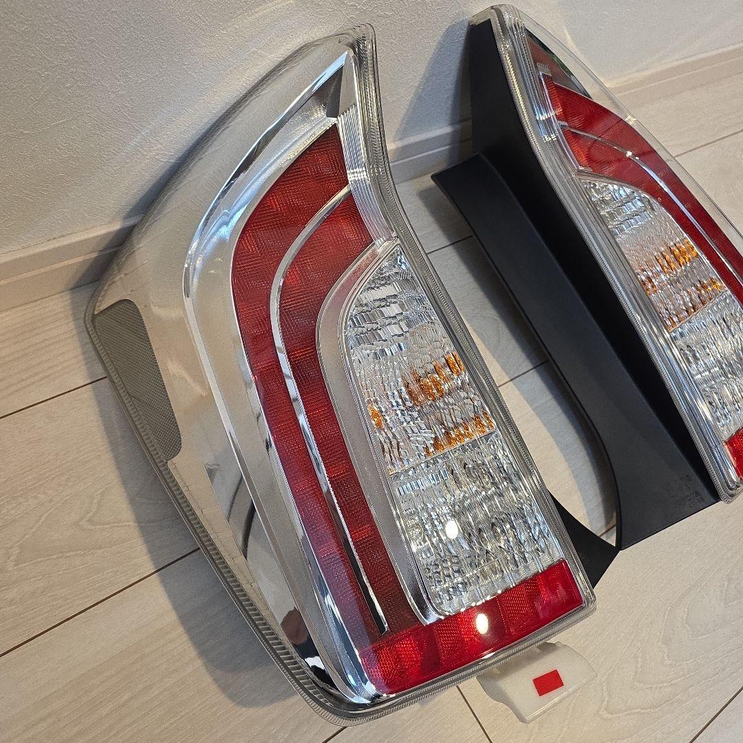 30　プリウス　後期　純正テールランプ　極美品