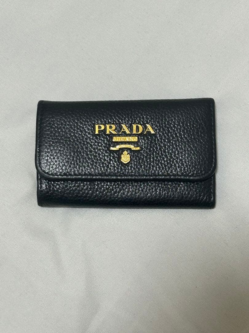 pradaキーケース