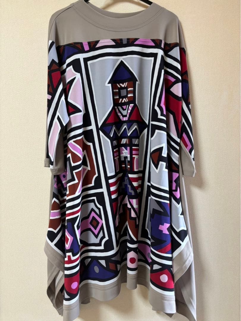 『美品』⭐️トクコプルミエヴォル⭐️ベージュに幾何学でカラフルなプリントでサイド大❣️
