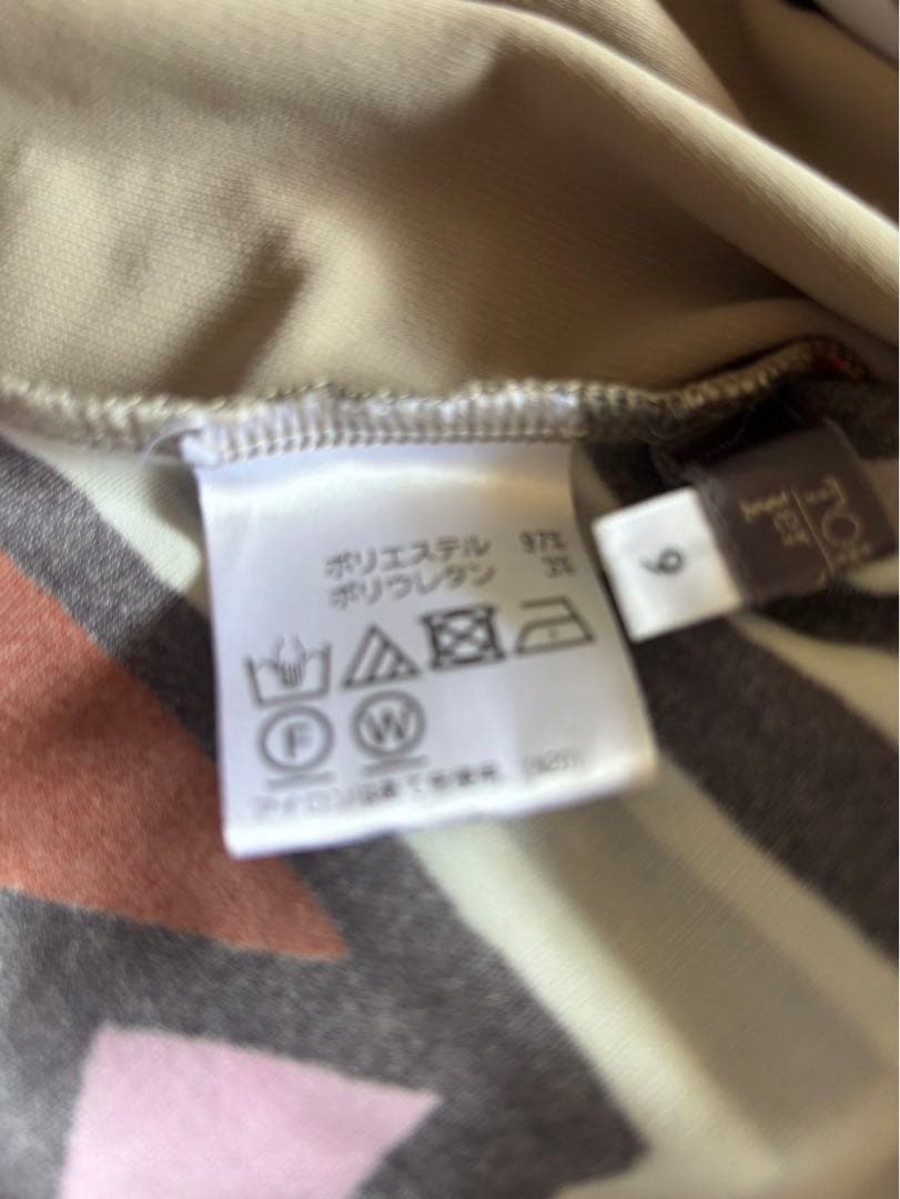 『美品』⭐️トクコプルミエヴォル⭐️ベージュに幾何学でカラフルなプリントでサイド大❣️