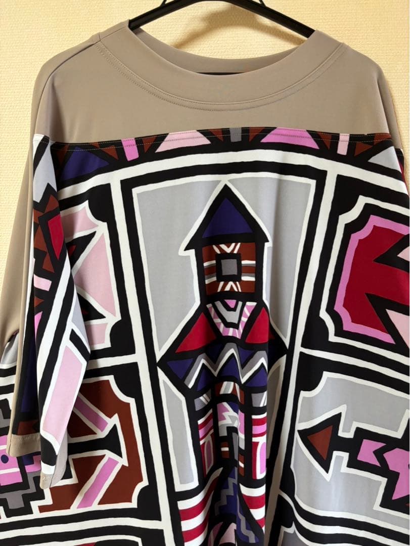 『美品』⭐️トクコプルミエヴォル⭐️ベージュに幾何学でカラフルなプリントでサイド大❣️