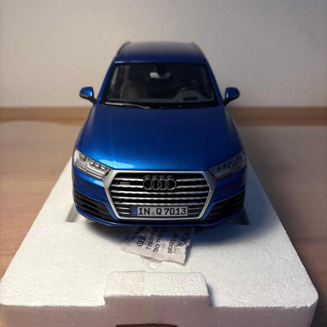 ミニチャンプス　Audi アウディ　Q7 1/18スケール ミニカー　ブルー