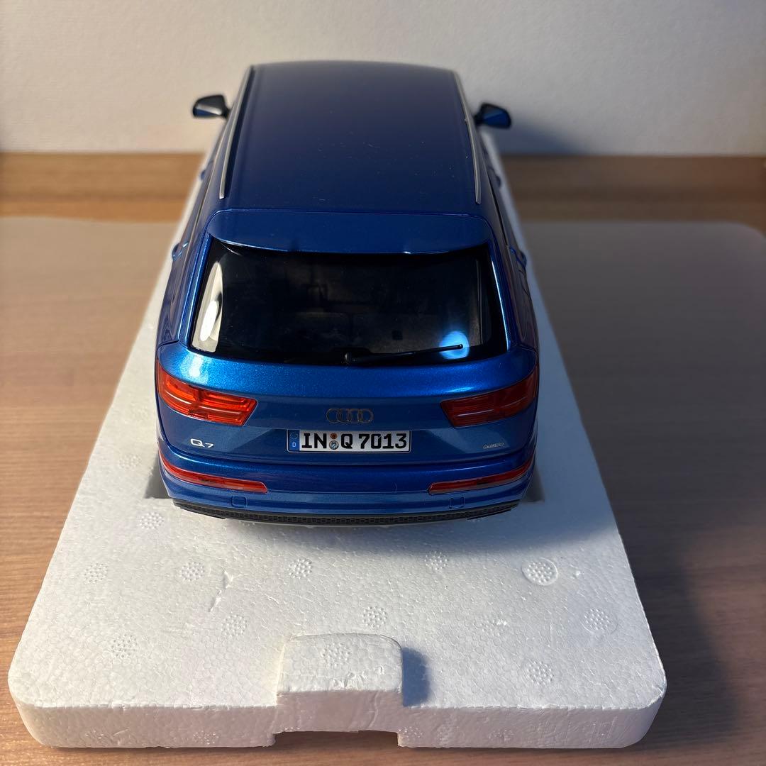 ミニチャンプス　Audi アウディ　Q7 1/18スケール ミニカー　ブルー