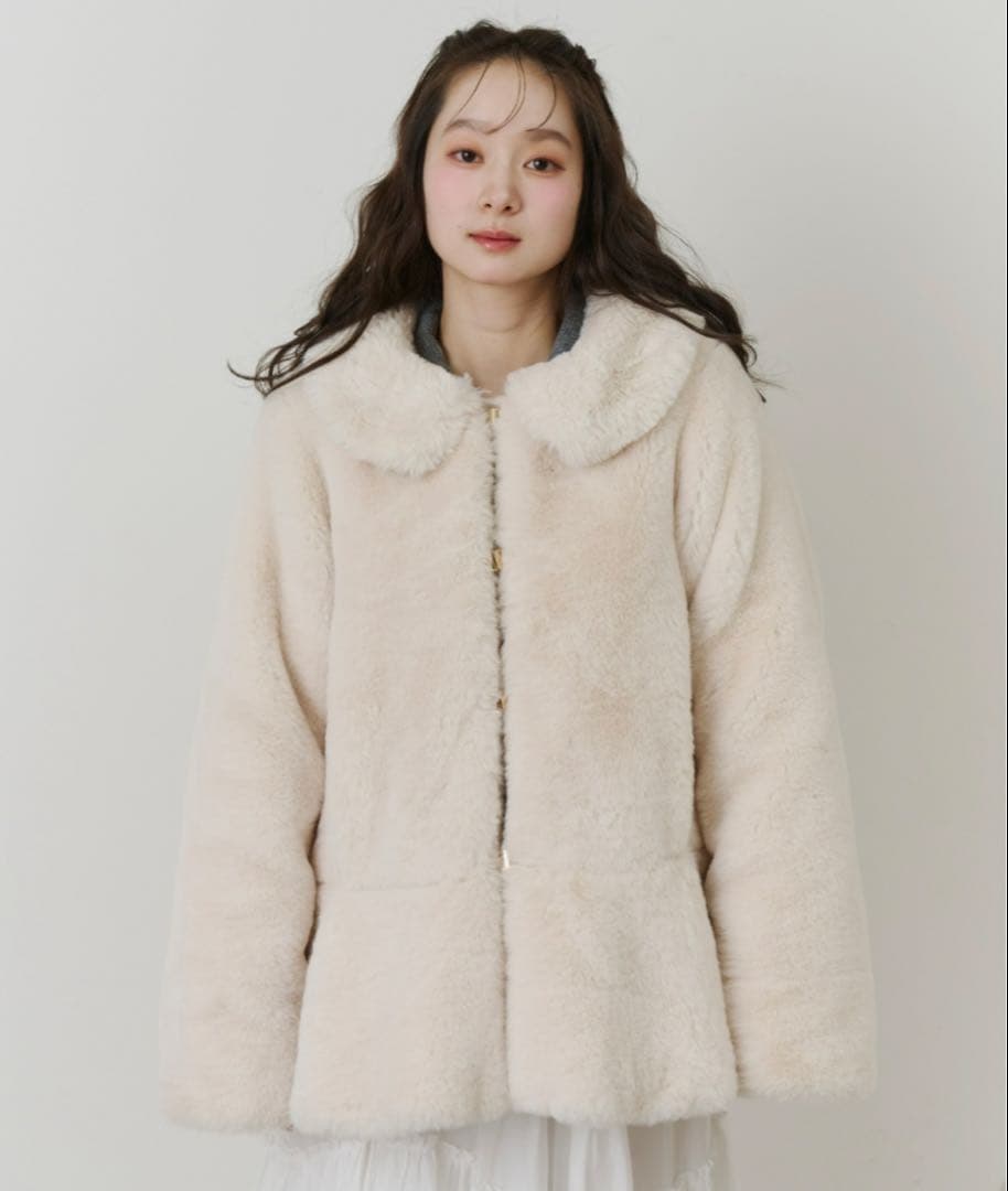 olu. フラッフィーラウンドカラーペプラムファーコート