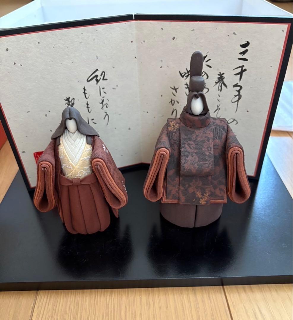 雛人形 伝統的な和服 茶色と白