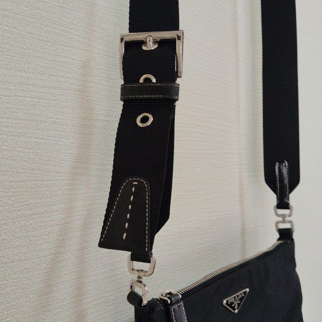 PRADA ブラック ショルダーバッグ レザー　斜め掛け　三角プレート