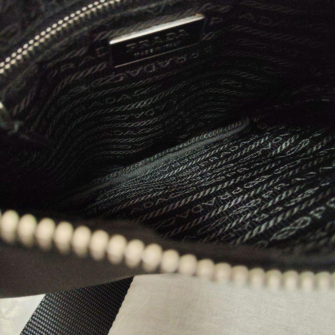 PRADA ブラック ショルダーバッグ レザー　斜め掛け　三角プレート