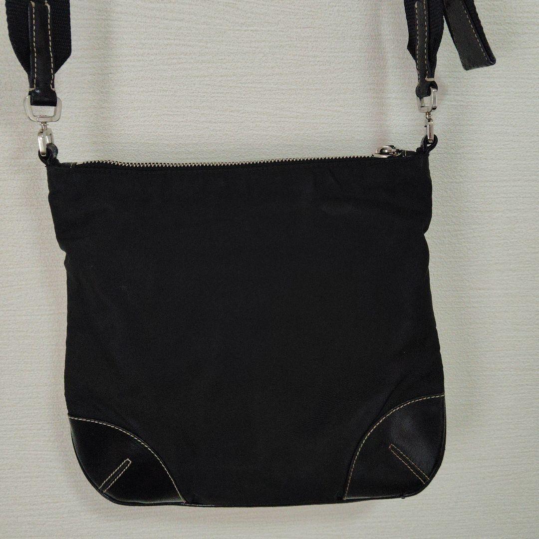 PRADA ブラック ショルダーバッグ レザー　斜め掛け　三角プレート