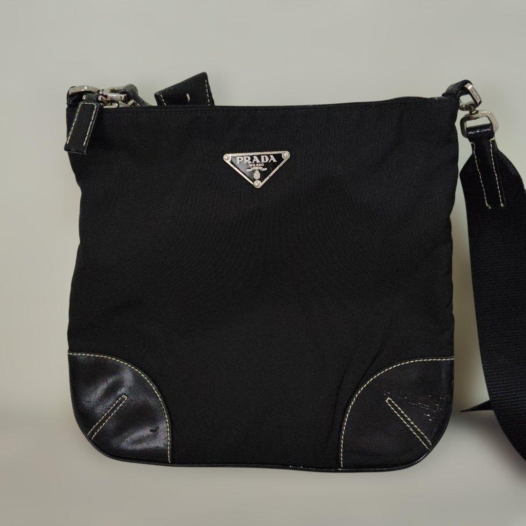 PRADA ブラック ショルダーバッグ レザー　斜め掛け　三角プレート