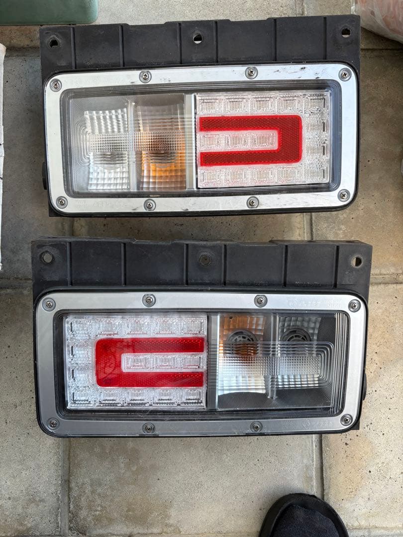 日野テールライト クリア/レッド 24V