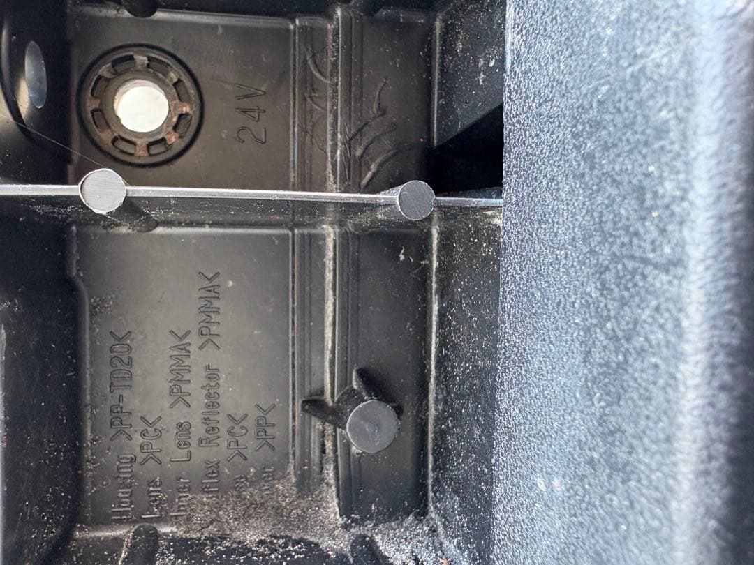 日野テールライト クリア/レッド 24V