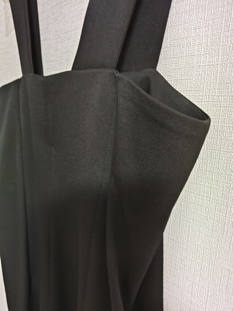 黒いサロペット・オーバーオール