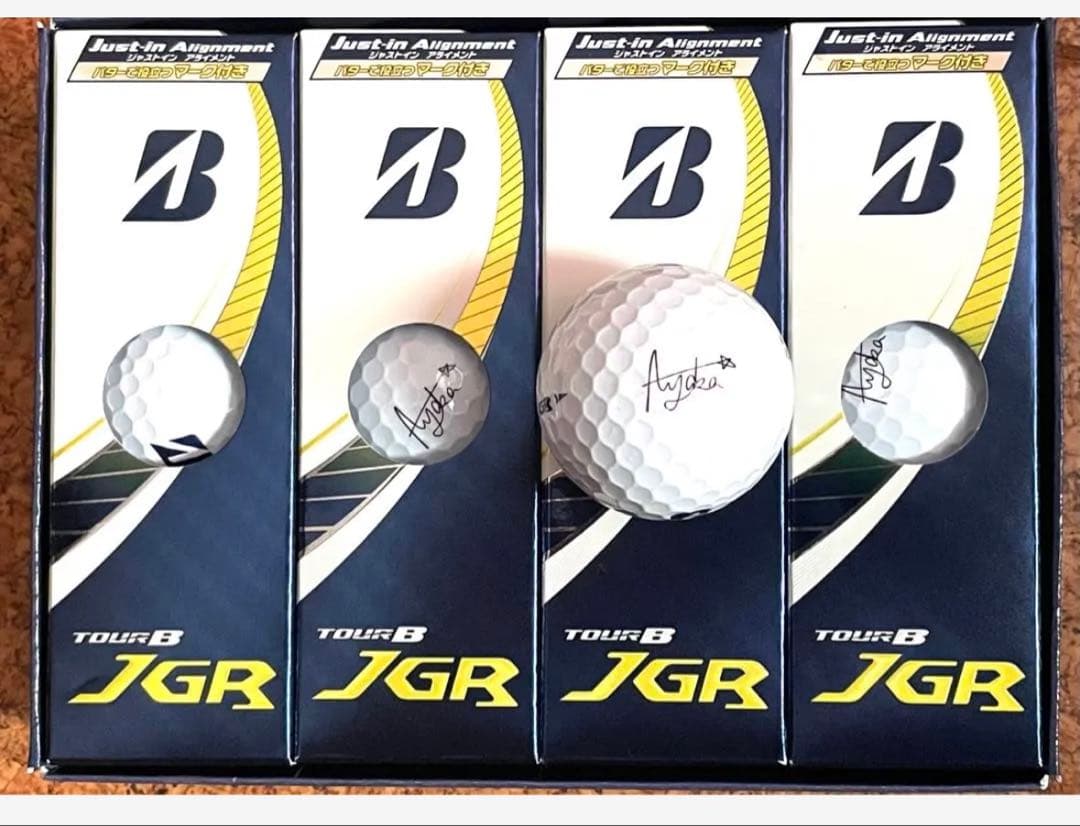 古江彩佳プロ直筆サイン入ボール1個とサイン印刷11個の合計12個です。