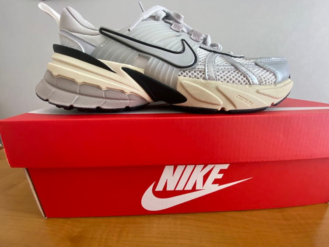 【NIKE/ナイキ】ウィメンズ V2K ラン　24.5㎝