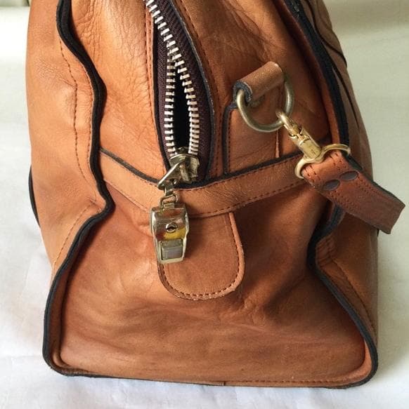 ［セール！］牛革ボストンバッグ　茶色　肩掛けストラップ付 　旅行鞄