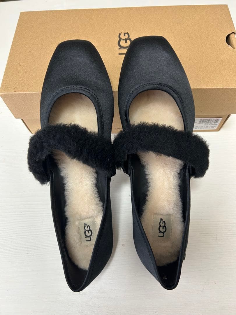 UGG LEONA PUFF FLAT 6.5 ブラック