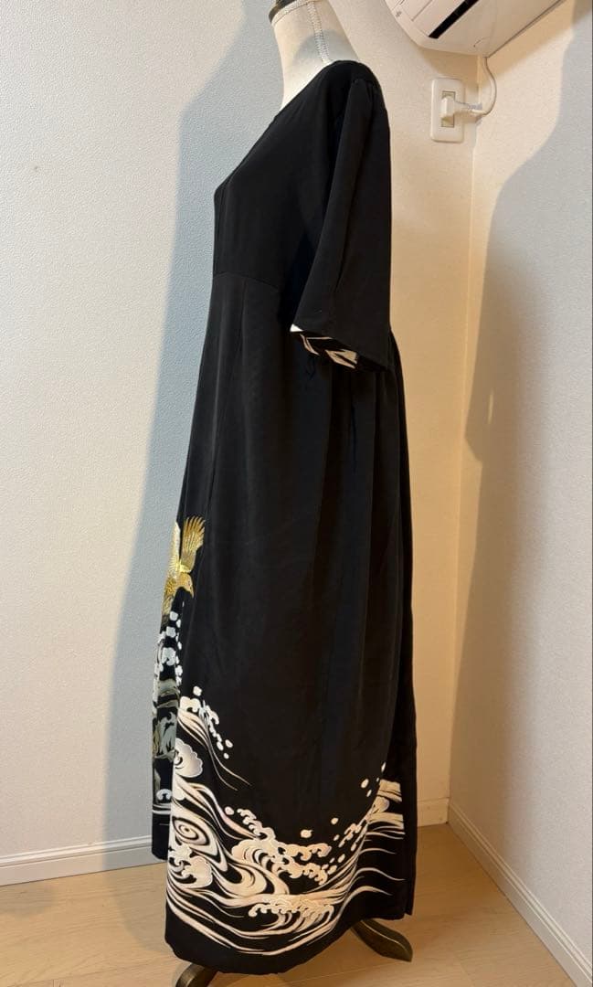 《131cm／LL〜3L》黒留袖リメイクワンピースー金糸刺繍の鷹と波文様