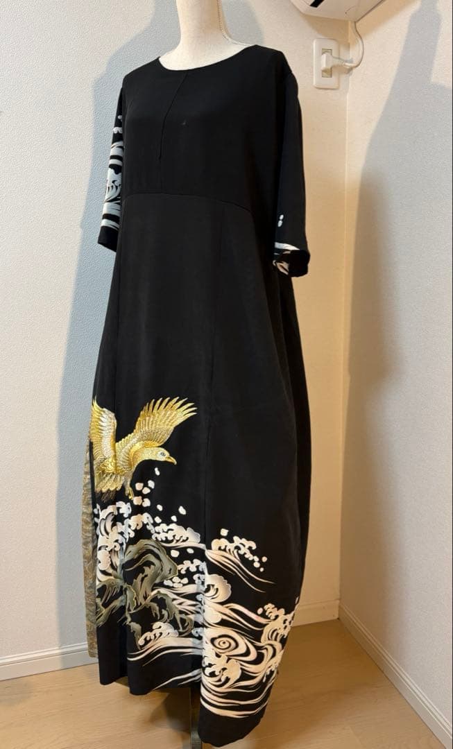 《131cm／LL〜3L》黒留袖リメイクワンピースー金糸刺繍の鷹と波文様
