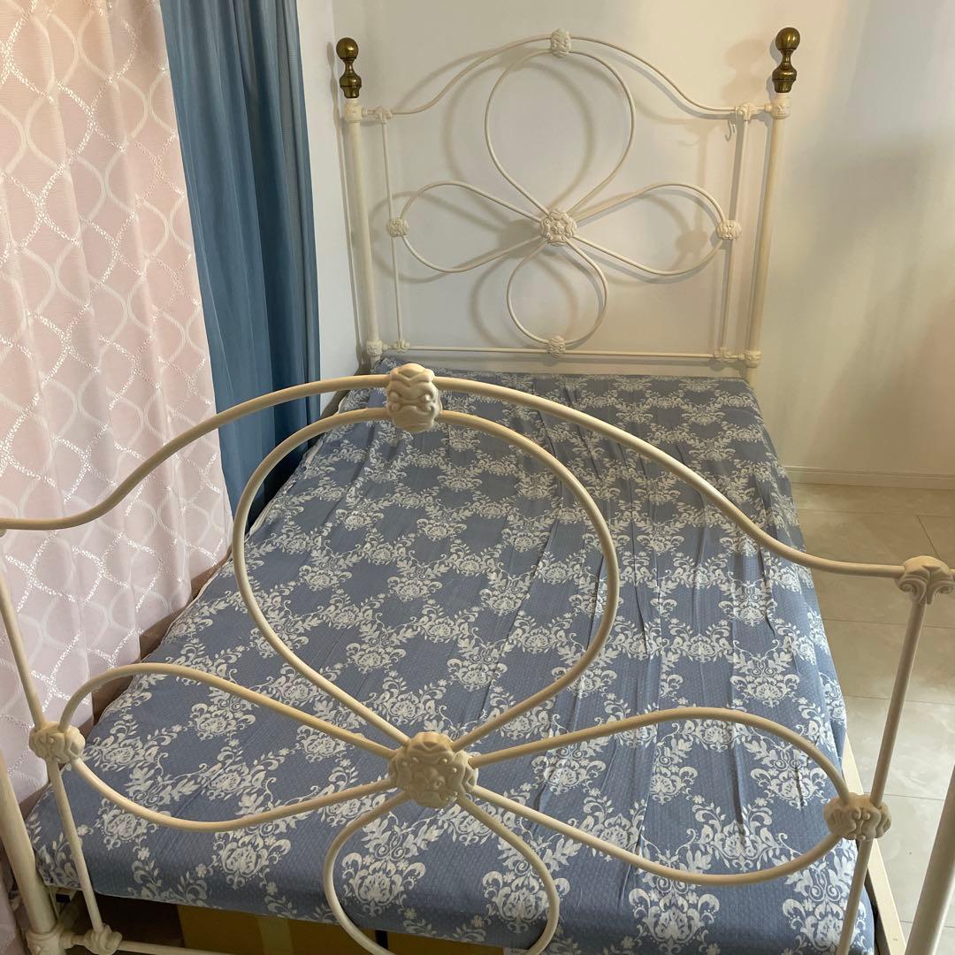 説明書有り　ローラアシュレイ　セミダブルベッドフレーム ホワイト