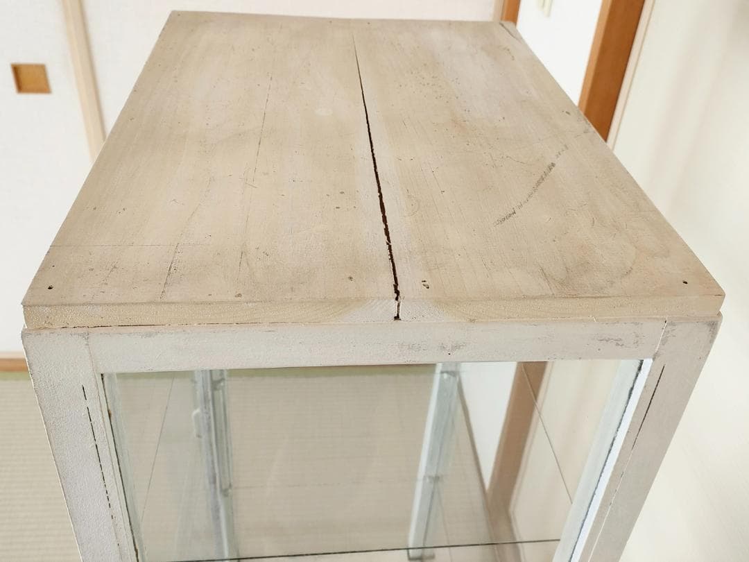 古いガラスのキャビネット