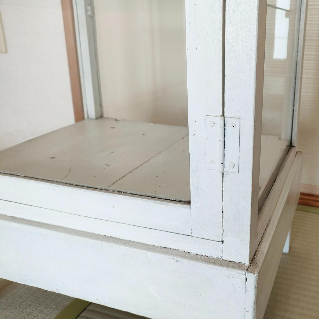 古いガラスのキャビネット