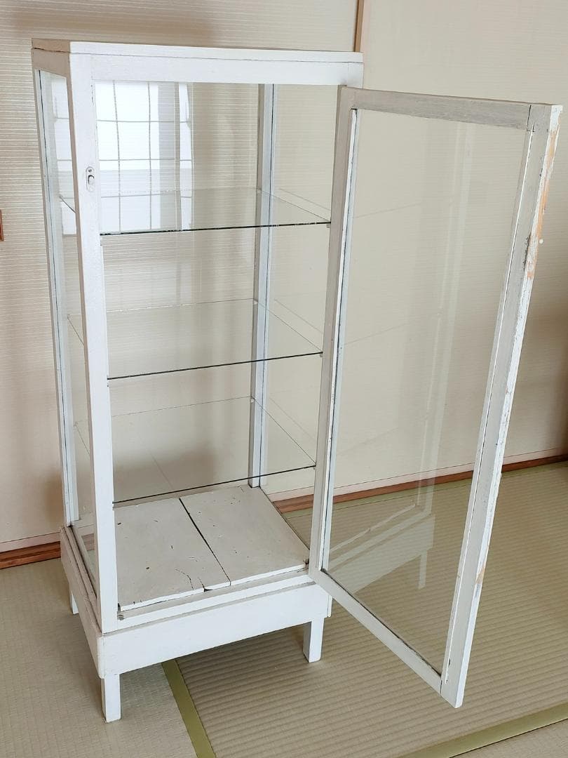 古いガラスのキャビネット