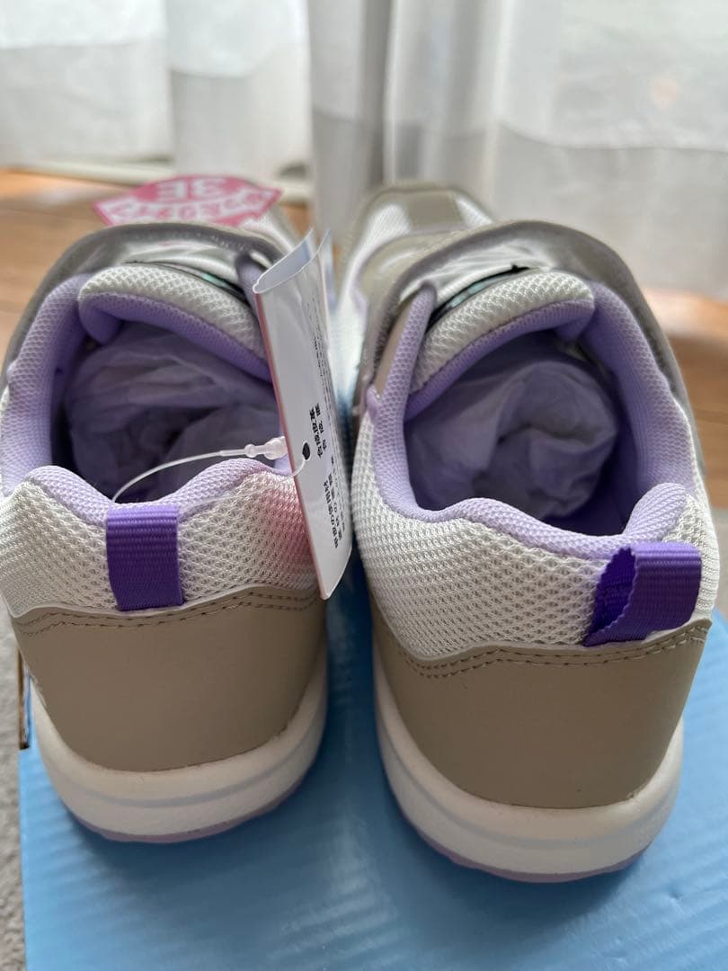 【新品】LUVRUSH ブラック ベージュ　スニーカー　22.5 女の子　3E